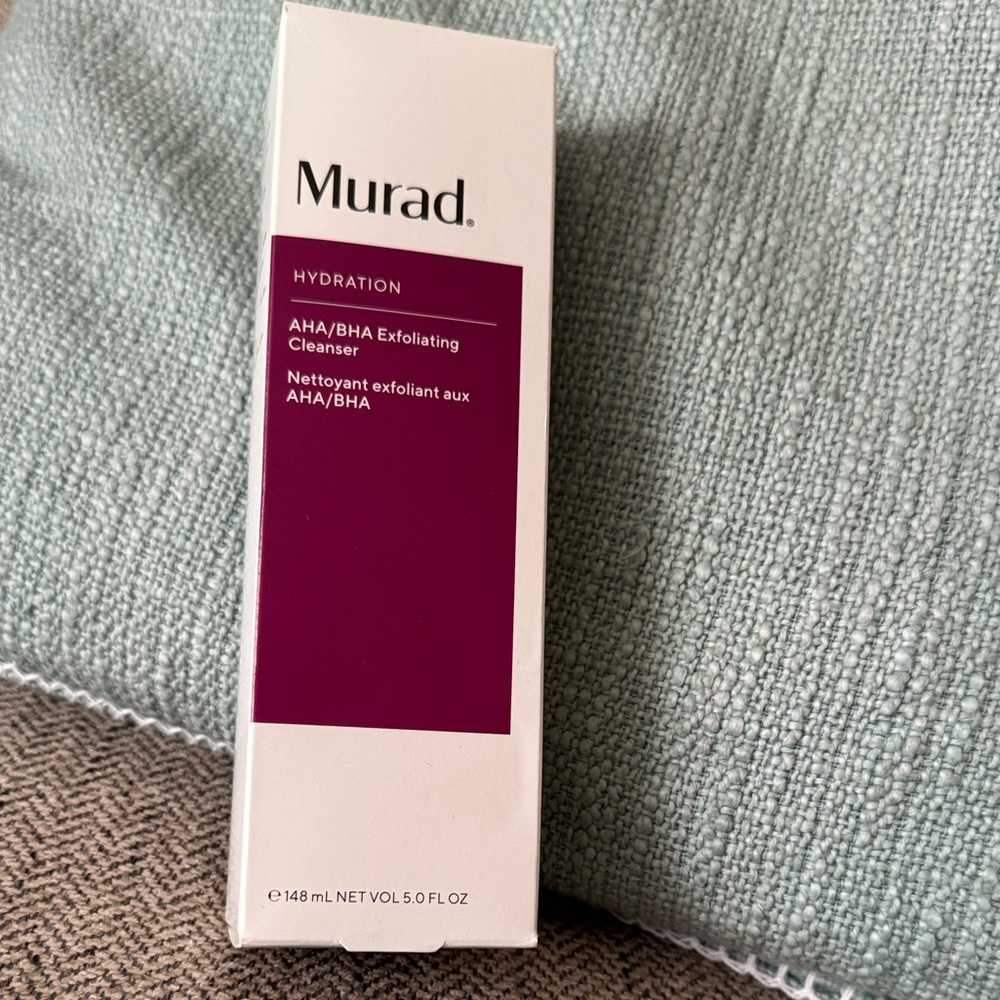 Murad Hydration Exfoliating Cleanser in White and Burgundy sealed